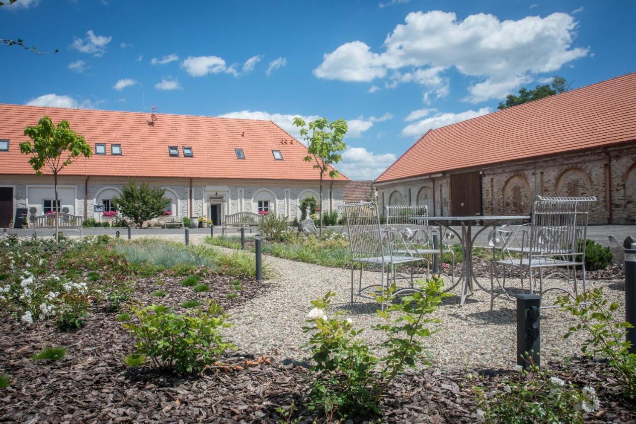 Hotel Na Kmíně Obristvi Exterior foto