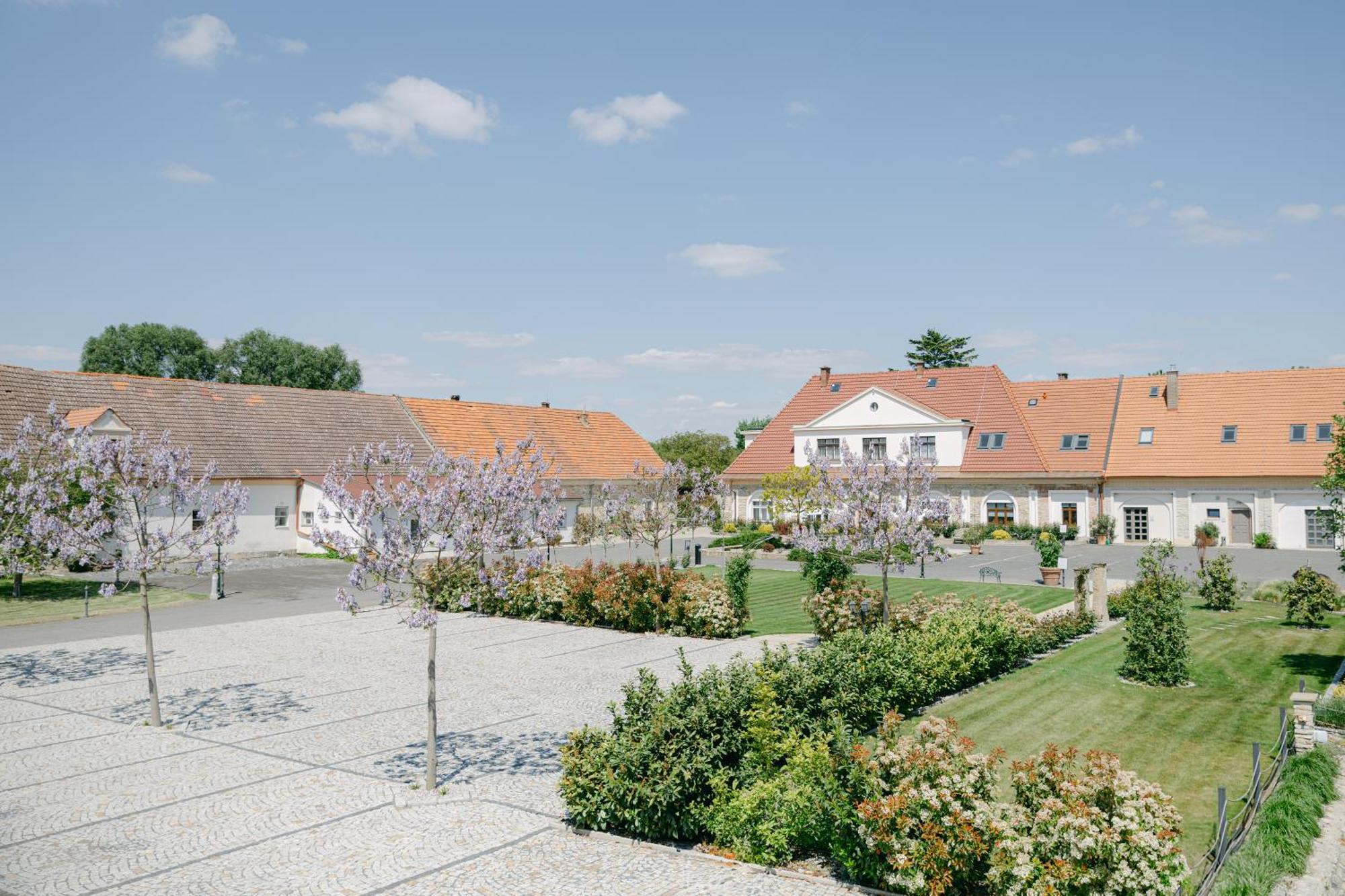 Hotel Na Kmíně Obristvi Exterior foto